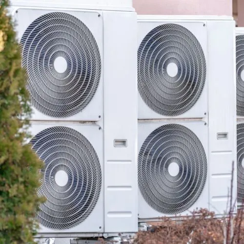 Unités extérieures blanches d'une installation de chauffage ou de climatisation