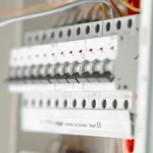 Rangée de disjoncteurs d'un tableau électrique